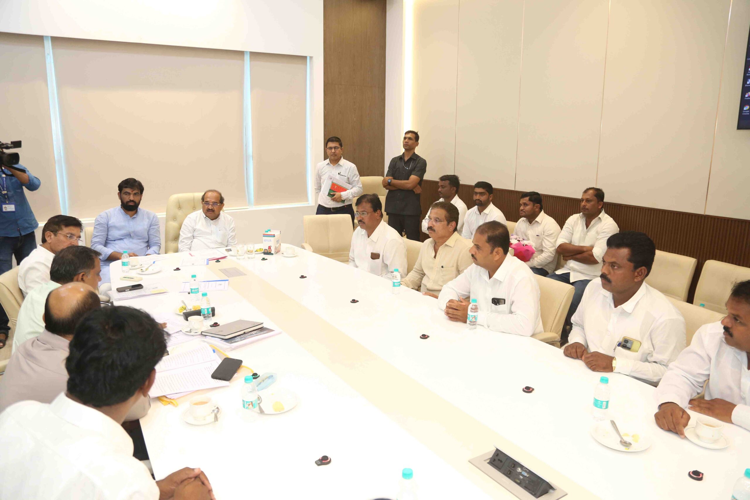 दौंड, आष्टी, माळशिरस विधानसभा मतदारसंघातील जल सिंचनाच्या कामाचा जलसंपदा मंत्री राधाकृष्ण विखे-पाटील यांच्याकडून आढावा