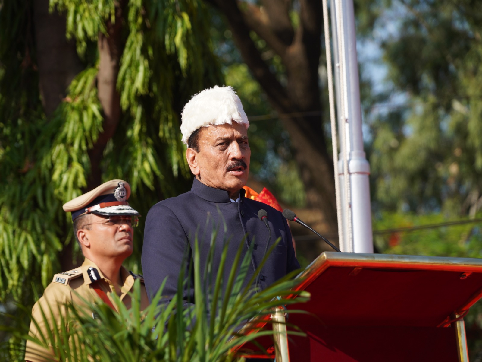 महाराष्ट्र राज्य स्थापनेच्या ६७ व्या स्थापना दिनानिमित्त ध्वजवंदन सोहळा संपन्न