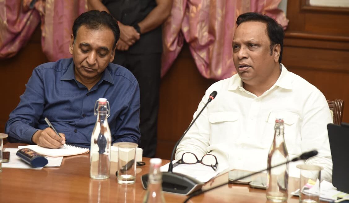 मुंबईत अत्याधुनिक वाहन स्क्रॅपिंग केंद्र उभारण्यासाठी तातडीने कार्यवाही करा – मंत्री ॲड. आशिष शेलार